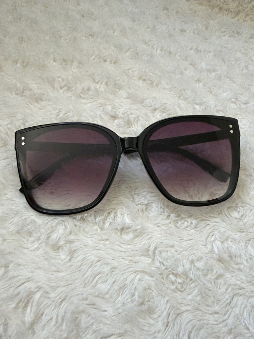 Vince Camuto Black Oversized Women's Sunglasses with Gradient Lenses
